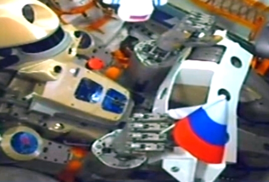 Антропоморфный робот Федор держал российский флаг 