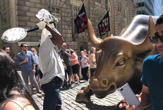 Житель Техаса атаковал статую быка на Уолл-Стрит