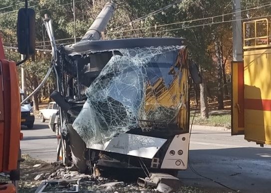 Самара, автобус после столкновения со световой опорой