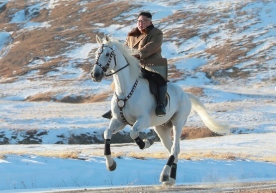 Ким Чен Ын на белом коне скачет по первому снегу 