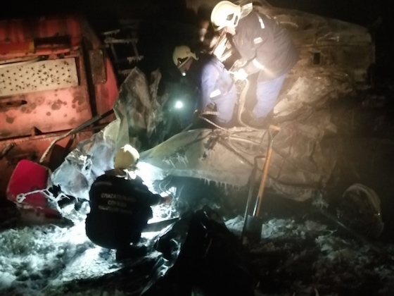 Спасатели извлекают погибшего водителя нефтевоза "Скания"