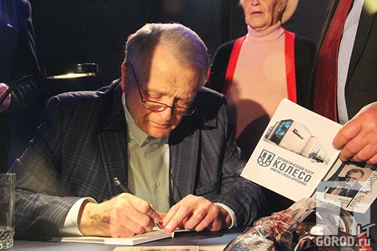 Виктор Дмитриев дает автографы