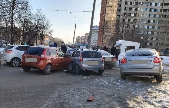 Последствия массового ДТП в 15 квартале Тольятти  