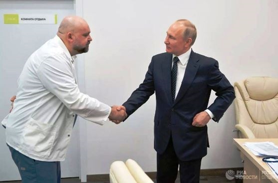 Денис Проценко жмет руку Владимиру Путину 