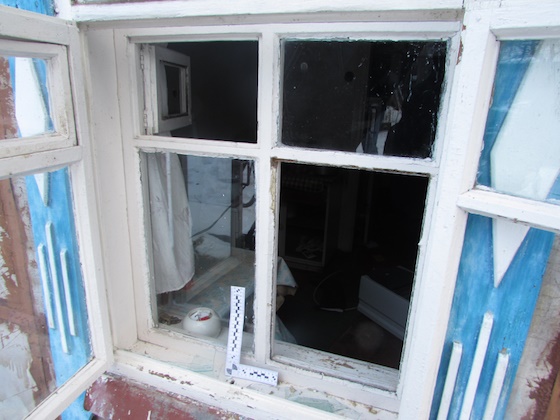 Жигулевский разбойник разбил стекло и проник в дом