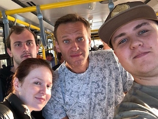 Навальный перед посадкой в самолет