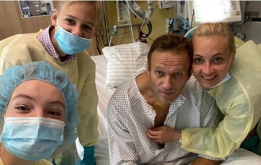 Алексей Навальный с членами семьи после выхода из комы