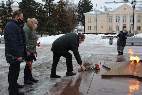 Сергей Анташев возлагает цветы к обелиску Славы