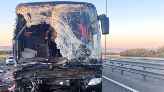 Туристический автобус после столкновения с фурой