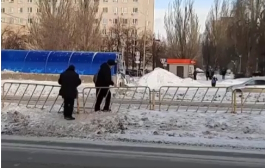 Тольяттинцы упорно лезут на дорогу в неположенном месте