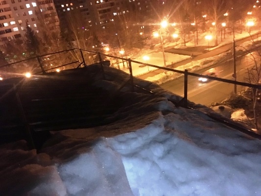 Снежная наледь упала с крыши дома на улице Стара-Загора 