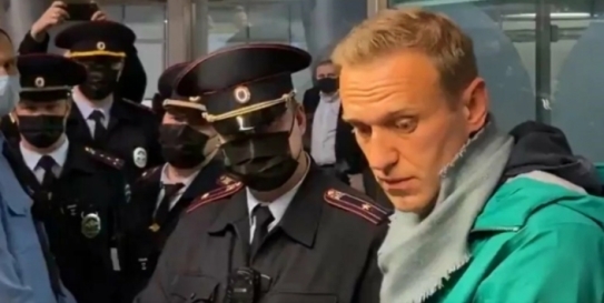 Алексей Навальный в Шереметьево во время задержания 