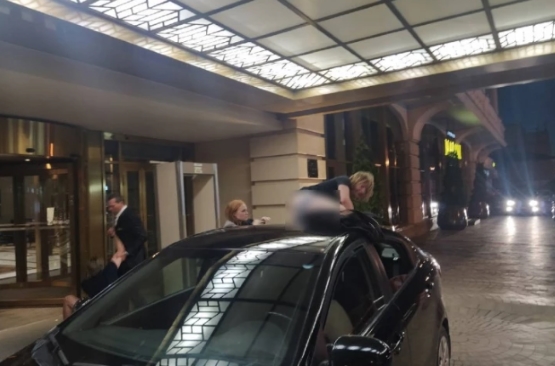 Около гостиницы Lotte юноша устроил танцы на крыше машины 