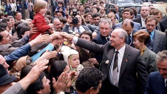 Популярность Горбачева в СССР зашкаливала. Поначалу