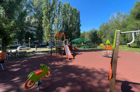 Одна из обновленных детских площадок в Тольятти 