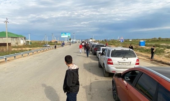 У КПП близ села Караозек на границе с Казахстаном. (Фото: РБК)  