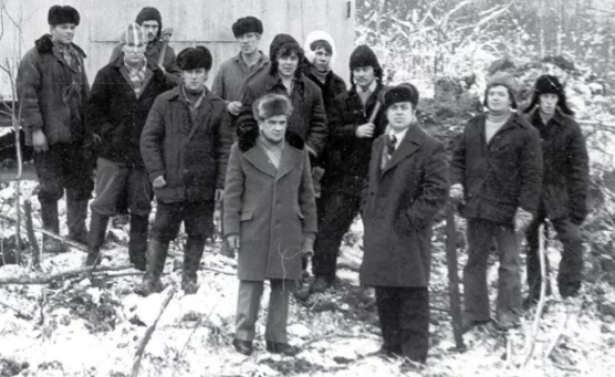 Губаха. Владимир Махлай (третий справа) на строительстве зимника