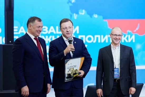 Дмитрий Азаров получил заслуженную награду