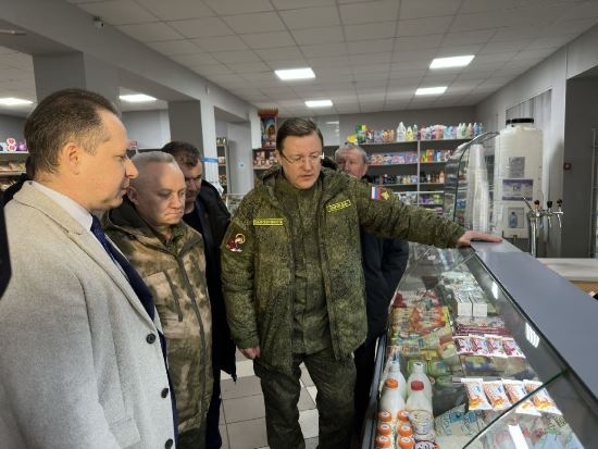 Дмитрий Азаров оценил организацию работы магазина в Снежном 