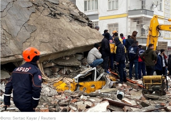 Людей ищут в разрушенном здании в Диярбакыре (Турция)
