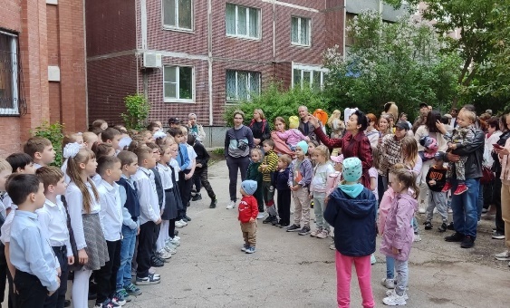 На открытии новой детской площадки в Тольятти