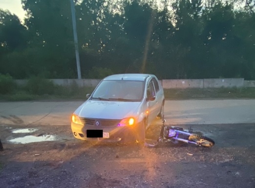 Водитель автомашины Renault Logan сбил подростка на мотоцикле