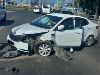 Автомобиль Kia Rio врезался в пешеходное ограждение 