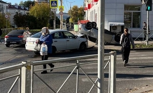 На перекрестке Матросова-Мурысева перевернулся автомобиль  