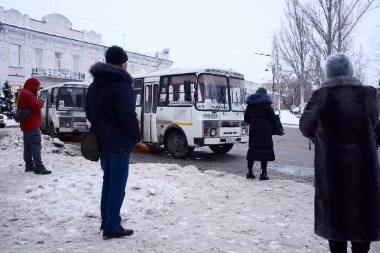 Автобусы выстраиваются возле здания областного суда