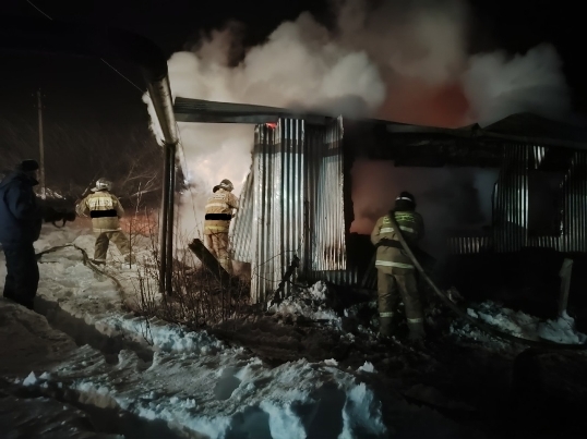 Два человека погибли при пожаре в частном доме