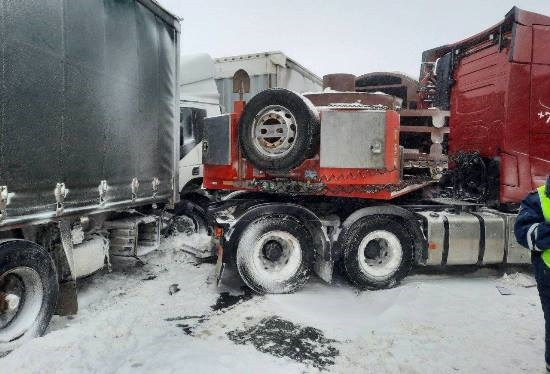 В дорожный замес попали 15 автомобилей, есть пострадавшие 