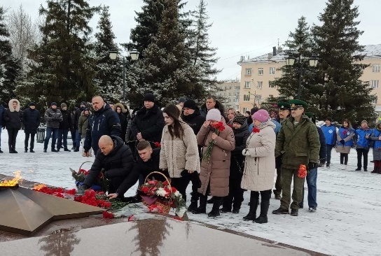 Присутствующие возложили цветы к Вечному огню