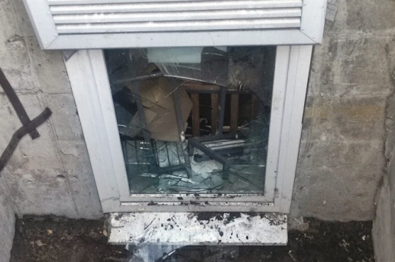 Пьяница проник в магазин, выбив стекло в окне