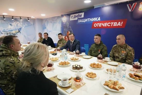 Дмитрий Азаров поздравил бойцов с Днем воинской славы России