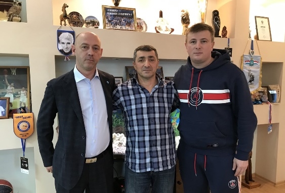 Денис Бабаковский (слева) и Камо Погосян (по центру) 