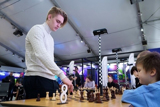 Соперниками международного мастера стали 17 шахматистов