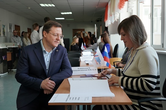 Губернатор Дмитрий Азаров выполнил свой гражданский долг