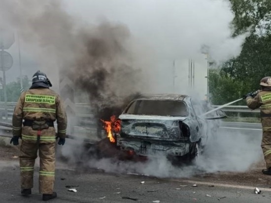 После столкновения автомобиль Chevrolet Lanos загорелся  