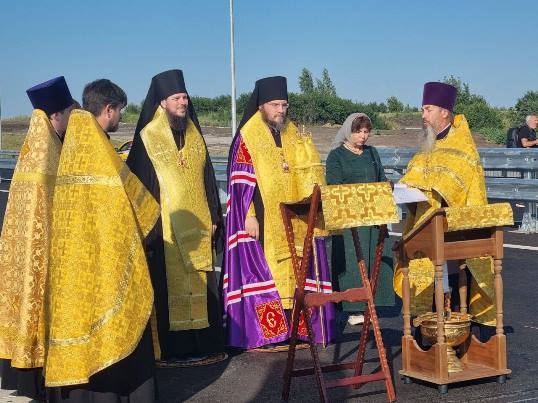 Священник прочитал молитвы и окропил святой водой трассу