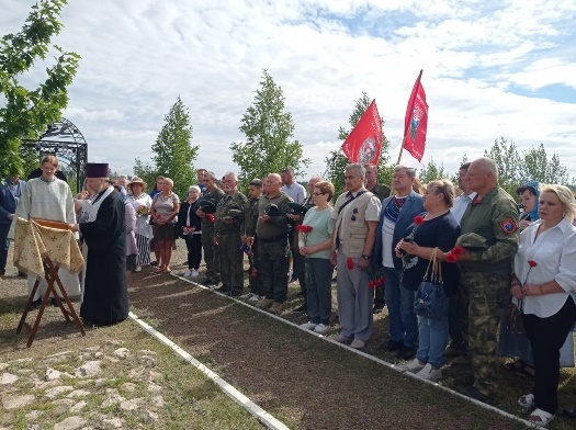 Присутствующие возложили цветы к памятному знаку