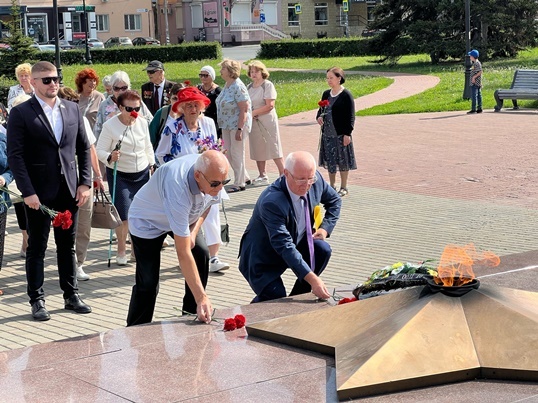 Присутствующие возложили цветы к Вечному огню