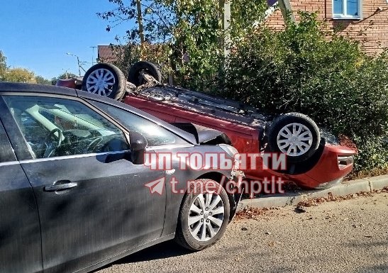 Один из автомобилей после столкновения перевернулся 