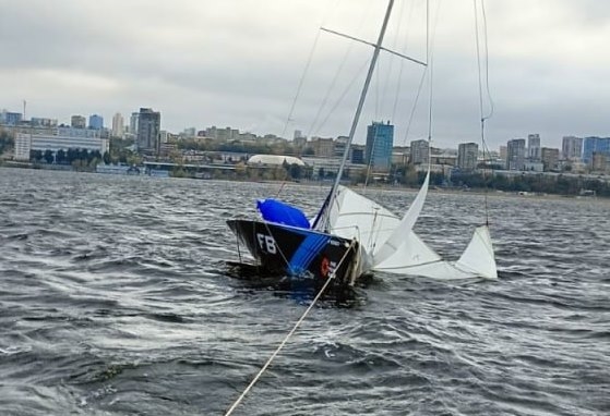 Аварийное судно отбуксировали к берегу