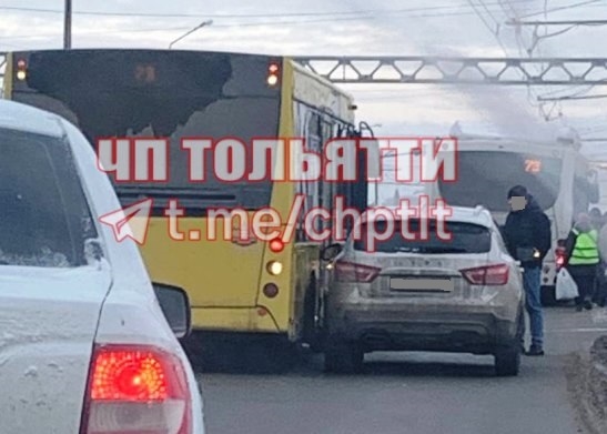 В ДТП попали автобус и легковой автомобиль, возникла пробка