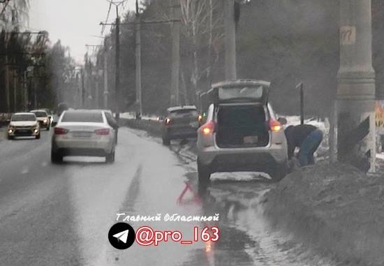 Не повезло водителям, попавшим колесами в скрытую водой яму 