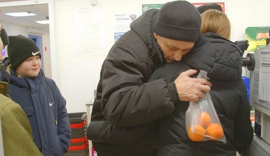 По сюжету дети помогли дедушке оплатить покупки 