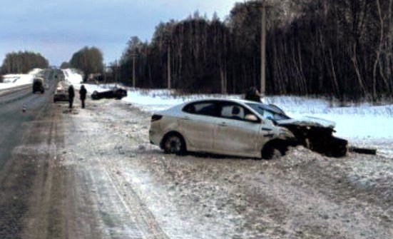 После столкновения один из автомобилей перевернулся 