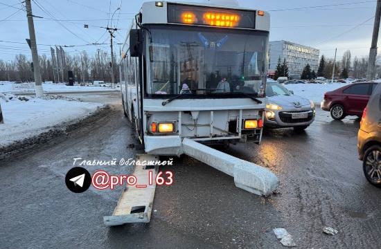 Троллейбус после столкновения с автобусом на Южном шоссе 