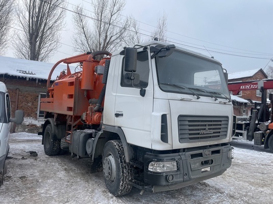 На этот раз коммунальщики встречали новую илососную машину