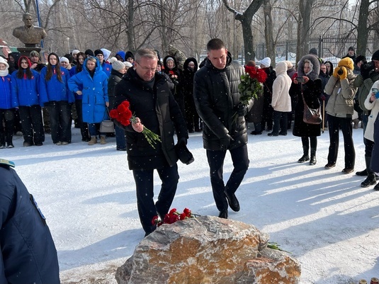 Присутствующие возложили цветы к закладному камню